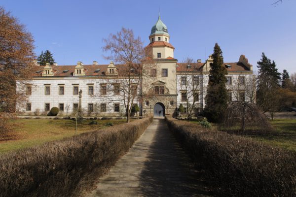 Zámek, expozice, kavárna uzavřeny.