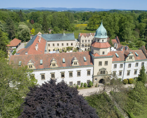 Zámecká expozice a kavárna otevřena v dubnu o víkendech, v květnu od úterý do neděle a to včetně státních svátků 1. a 8.5.2026.